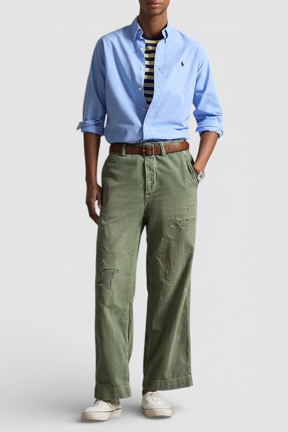 תמונת כל הלוק של חולצה מכופתרת